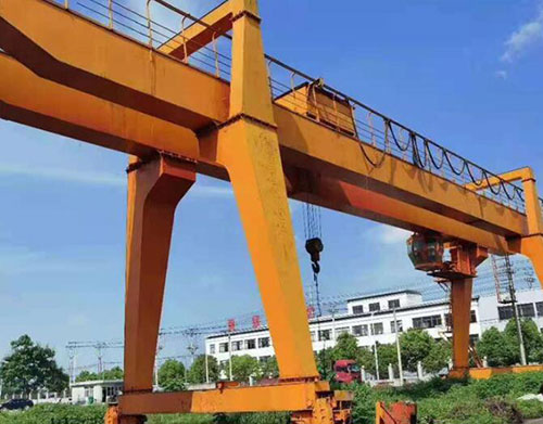 如何獲得龍門吊司機操作證，需要滿足哪些條件和通過哪些考試？