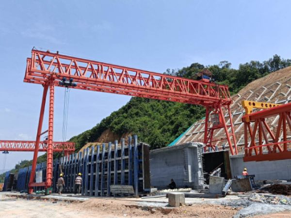 龍門吊門式起重機(jī)運(yùn)行過(guò)程中的安全操作規(guī)范有哪些?